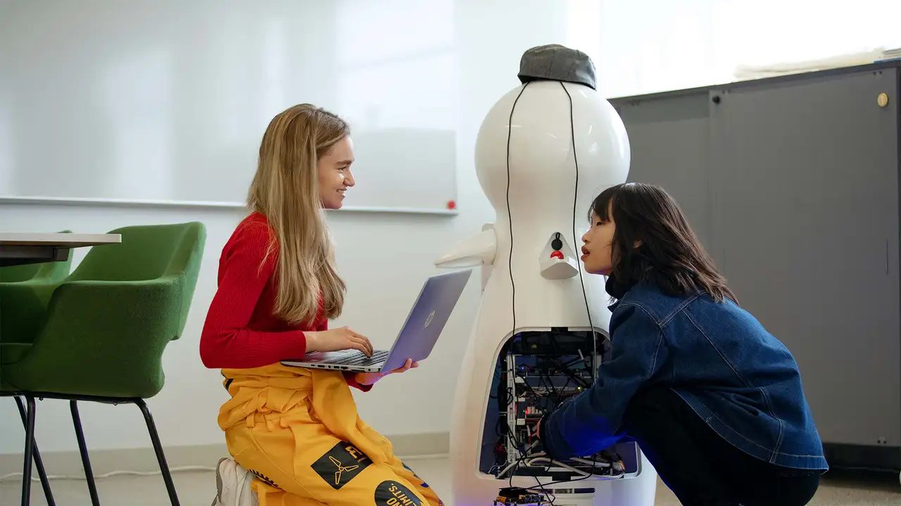 Sinh viên ngành Information Technology tại Arcada làm việc với robot