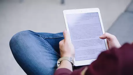 Student som läser av en iPad