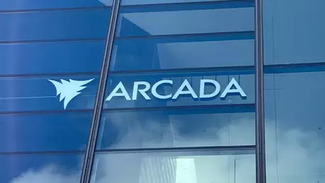 Arcadas logotyp på fasaden